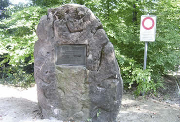 2_Steine__Leben_und_Tod Detail