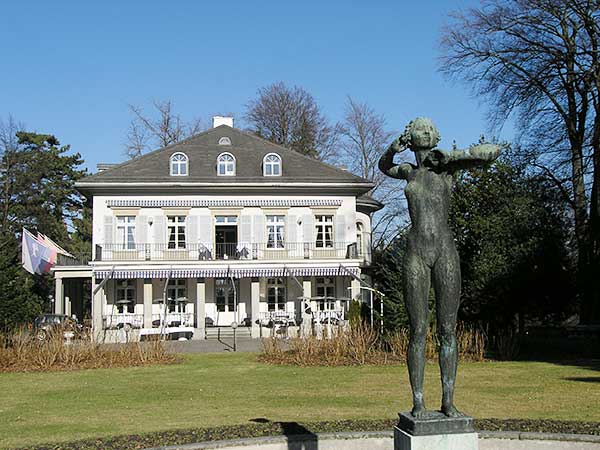 Belvoir, «Schauende» von Hermann Haller (1923)