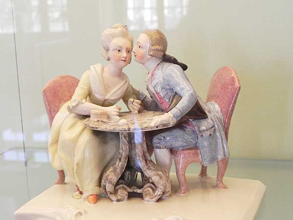 Porzellanfiguren als Tischdekoration