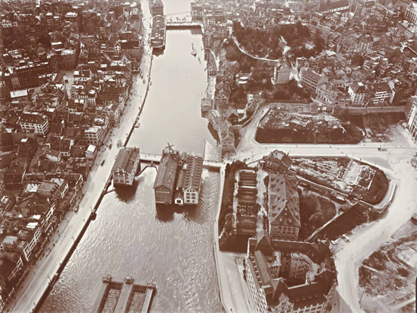1909: Limmat und Uraniastrasse aus dem Ballon fotografiert von Kapitän Spelterini
